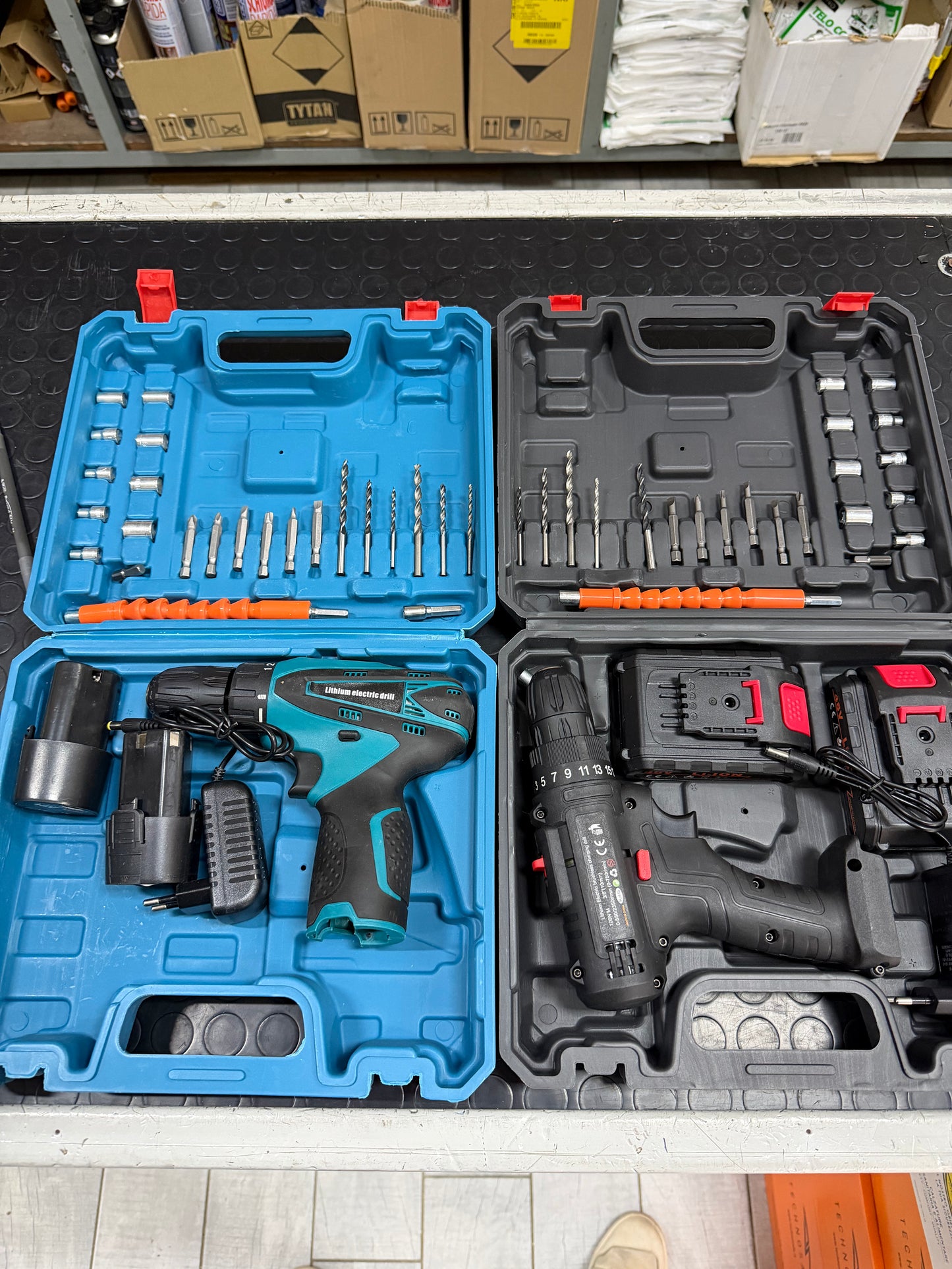 Kit avvitatore 2 batt con punte